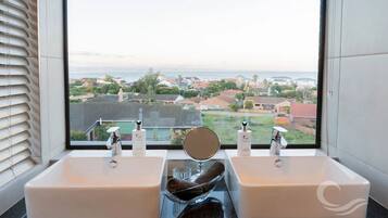 Apartemen Mewah (8) | Kamar mandi | Handuk, sabun, sampo, dan tisu toilet