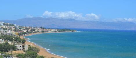 Ligstoelen aan het strand, strandlakens