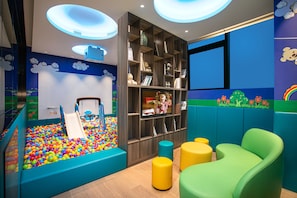 Área de juegos infantiles techada