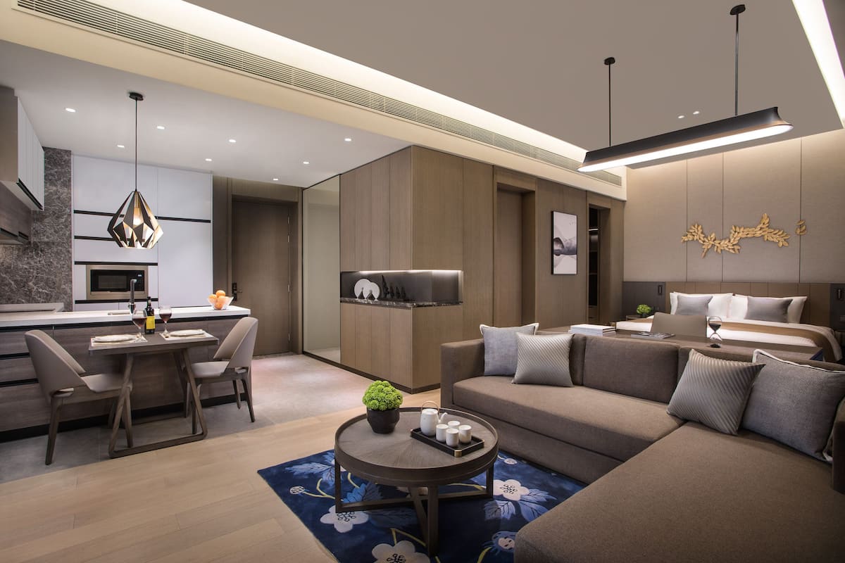 Estudio Premier | Edredón, caja de seguridad en la habitación y escritorio