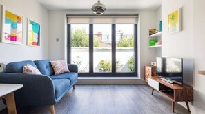 Smart TV, stereo - Stunning One Bedroom Apartment next to Battersea Park (London)