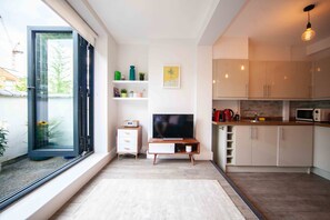 Fridge, microwave, oven, stovetop - Stunning One Bedroom Apartment next to Battersea Park (London)