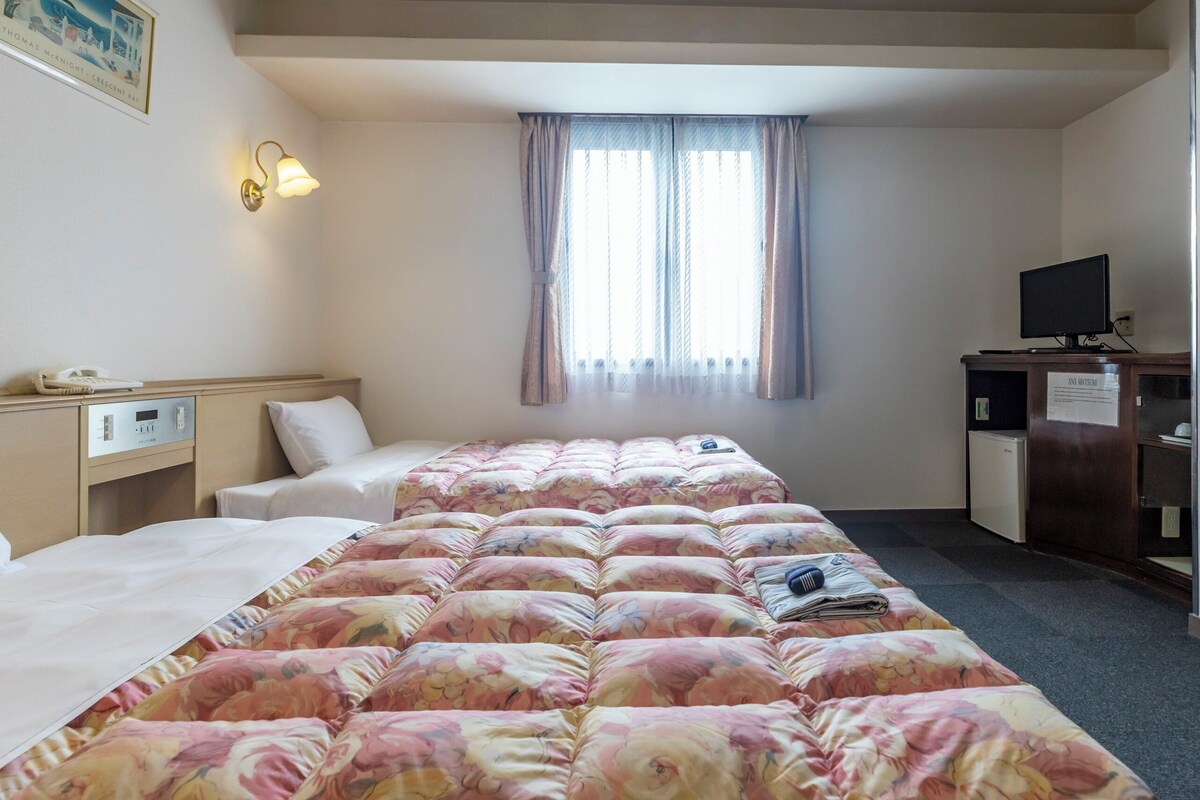 Free WiFi, bed sheets
