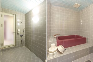 A bathroom with a shower, a toilet, and a bathtub. - Tabist Annex Matsumi (Beppu)