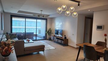 Apartamento presidencial, varias camas, vistas al mar | Zona de estar | Una televisión de pantalla plana