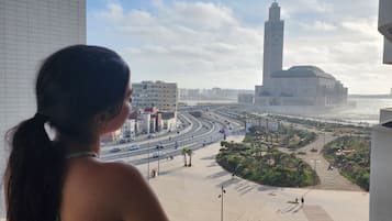 Apartamento presidencial, varias camas, vistas al mar | Vistas desde el alojamiento