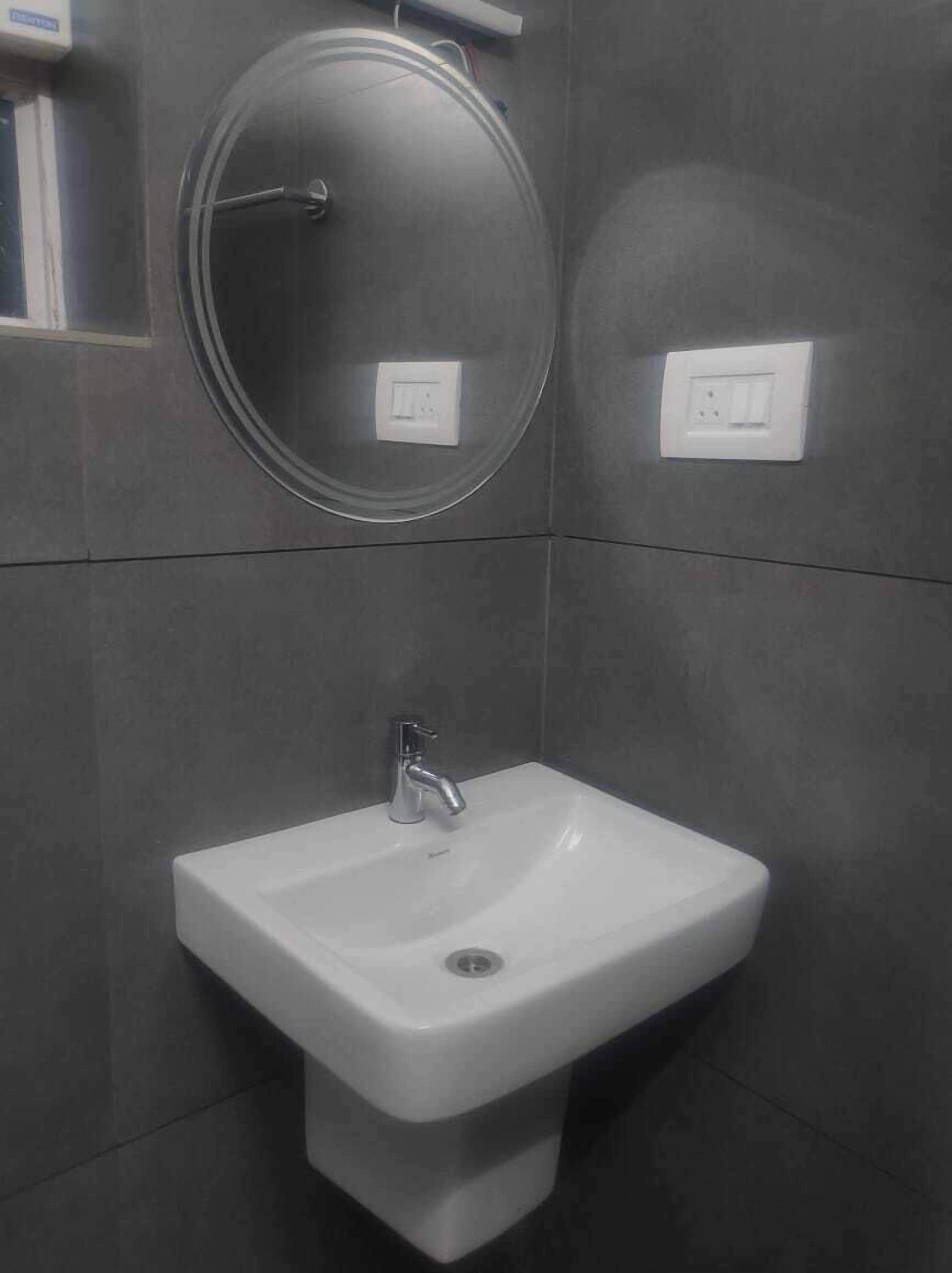 Dusj, regndusjhode, toalettartikler (inkludert) og håndklær