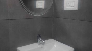 Shower, rainfall showerhead, free toiletries, towels