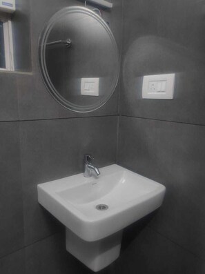 Shower, rainfall showerhead, free toiletries, towels - Kallat British Resort (Vythiri)