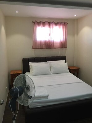 Zimmer, 1 Schlafzimmer | 1 Schlafzimmer, Schreibtisch, Bettwäsche