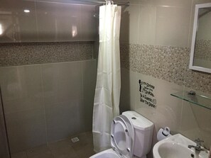 Quarto, 1 quarto | Banheiro | Chuveiro, produtos de toalete grátis, toalhas de banho 