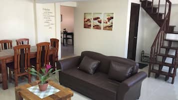 Room, 1 Bedroom | Ruang tamu | TV