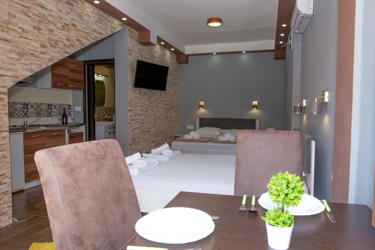 Deluxe Quadruple Room (4) | Minibar, blackout drapes, soundproofing, WiFi (free)