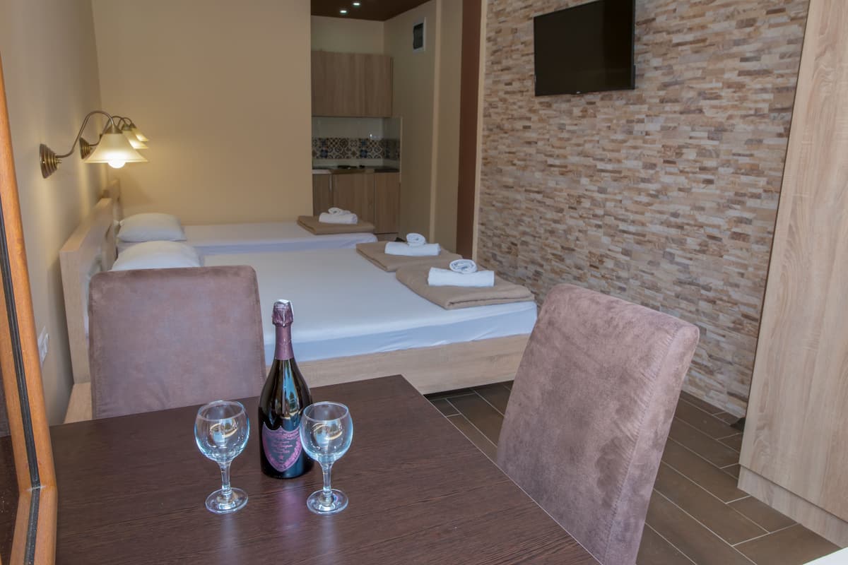 Deluxe Triple Room (3) | In-room dining