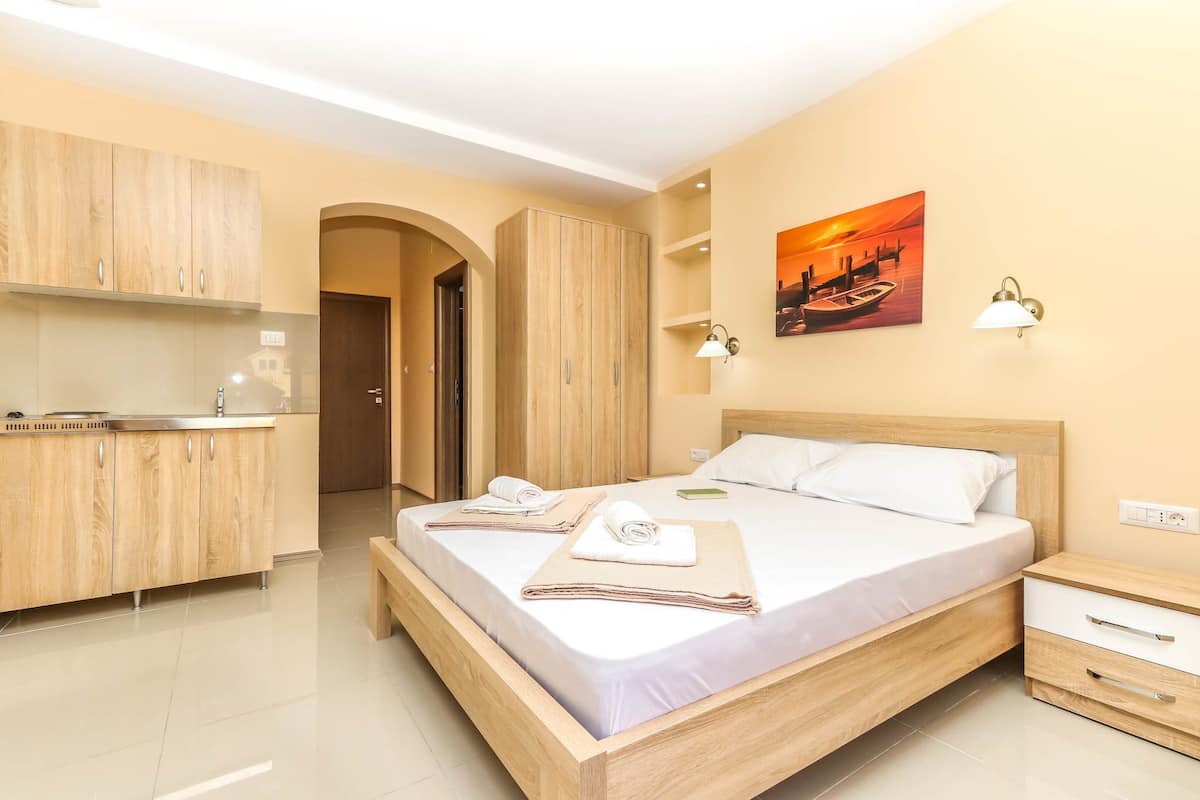 Deluxe Double Room (B) | Minibar, blackout drapes, soundproofing, WiFi (free)