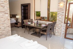 Superior-Apartment (1) | Essbereich im Zimmer