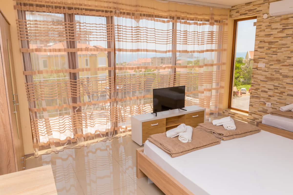 Deluxe Triple Room (C) | Minibar, blackout drapes, soundproofing, WiFi (free)