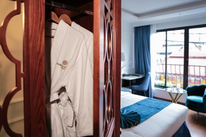 Een minibar, een kluis op de kamer, een bureau, een laptopwerkplek