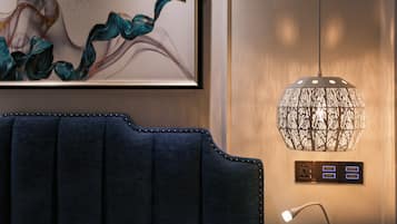 Habitación doble superior | Minibar, caja de seguridad en la habitación y escritorio