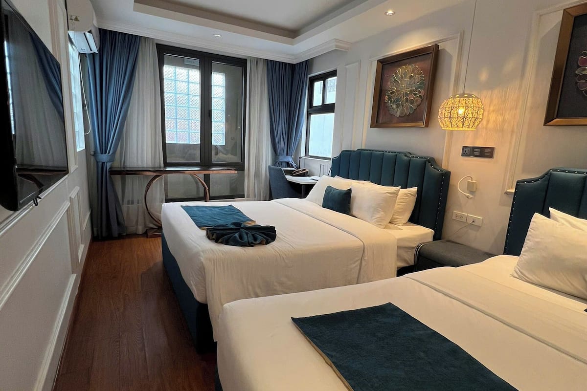 Habitación familiar | Minibar, caja de seguridad en la habitación y escritorio