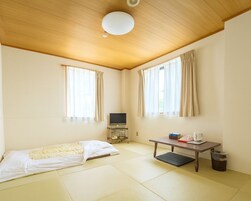 Japanese Style Room Quadraple, Smoking | Free WiFi, bed sheets