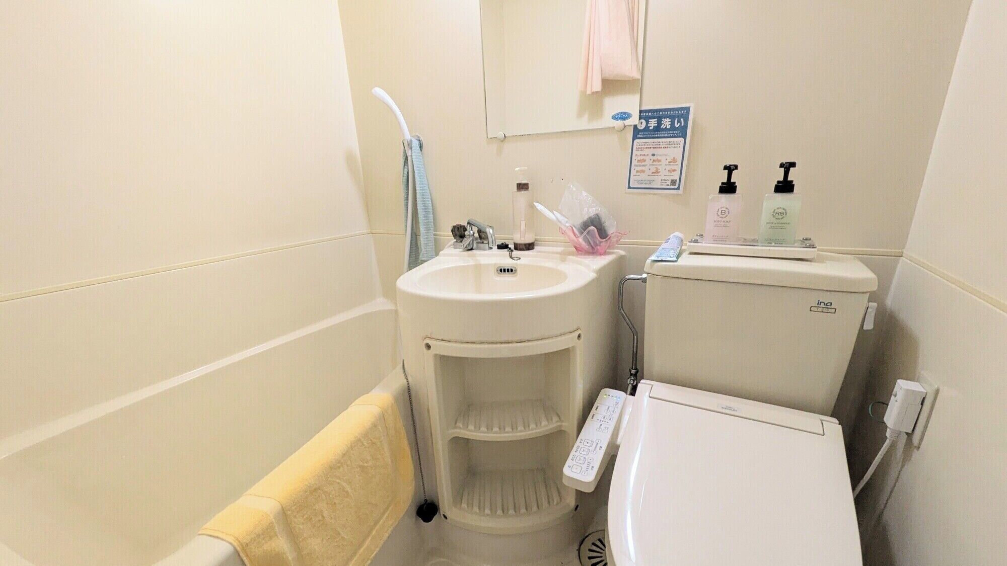 Badezimmer | Duschwanne, Haartrockner, Hausschuhe, Bidet