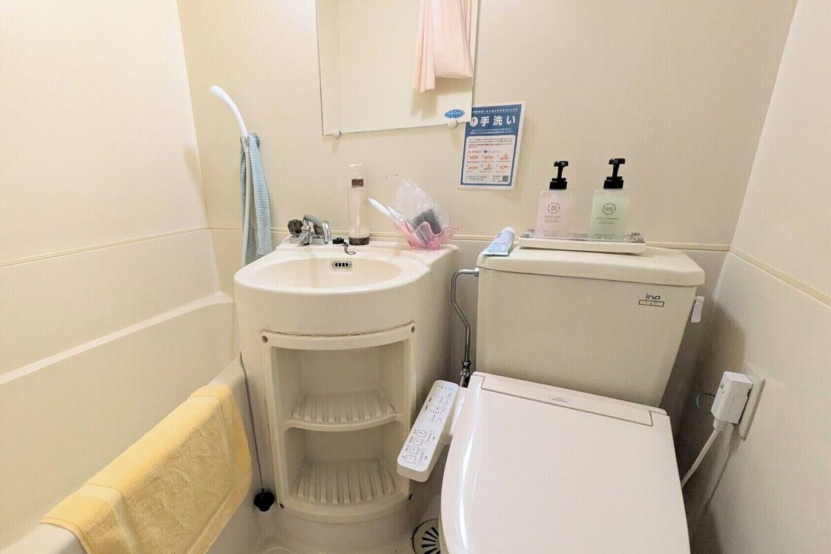 Baño | Ducha y bañera combinadas, secador de pelo, zapatillas y bidé