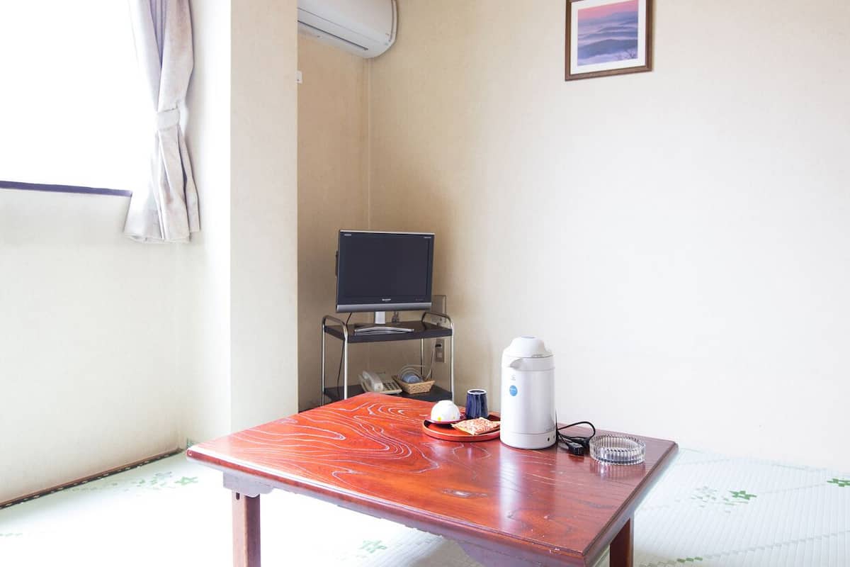 Habitación de estilo japonés con 2 camas individuales, para fumadores | Wifi gratis y ropa de cama