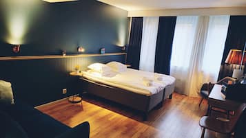 Verdunkelungsvorhänge, schallisolierte Zimmer, Bügeleisen/Bügelbrett