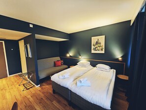 Verdunkelungsvorhänge, schallisolierte Zimmer, Bügeleisen/Bügelbrett