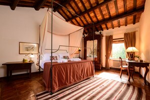 5 Schlafzimmer, Schreibtisch, Bügeleisen/Bügelbrett, Reisekinderbett