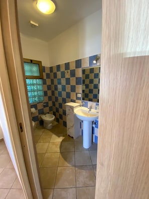 Shower, rainfall showerhead, free toiletries, hair dryer