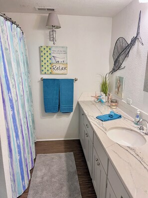 Combined shower/tub, hair dryer, towels, toilet paper - Tenkiller Bluff House (Park Hill)