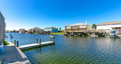 First Floor, Waterfront Condo W/ 2 King Beds, Boat Slip & Sparkling Pool