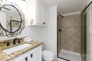 Combined shower/bathtub, hair dryer, towels, shampoo