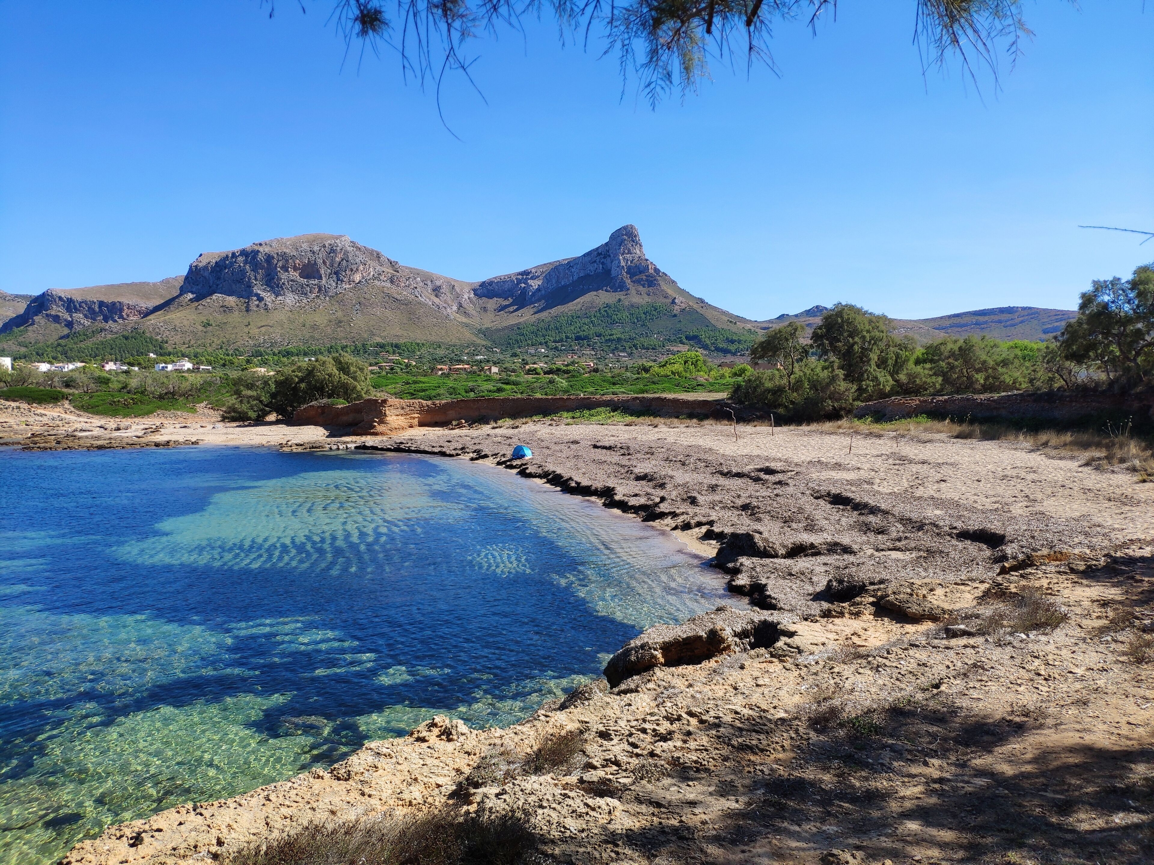 Nær stranden og solsenger