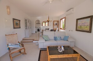 Een televisie, boeken en een stereo