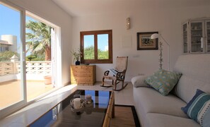 Een televisie, boeken en een stereo