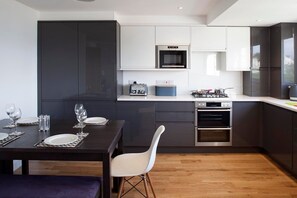 Fridge, microwave, oven, stovetop - Falmouth Self Catering Lodges (Falmouth)