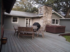 Outdoor dining - Tranquility Oaks - Spacious gathering point near downtown (Austin)