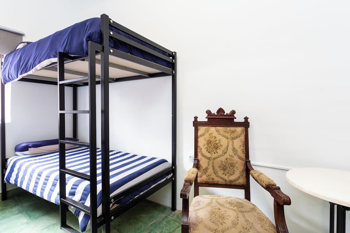 WiFi (free), bed sheets