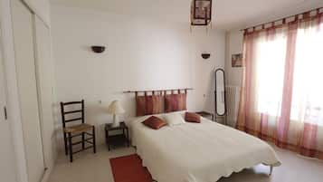 2 chambres, fer et planche Ă repasser, lit parapluie