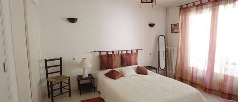 2 bedrooms, iron/ironing board, travel crib