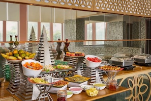 Frühstück, Mittagessen, Abendessen, Blick auf den Garten