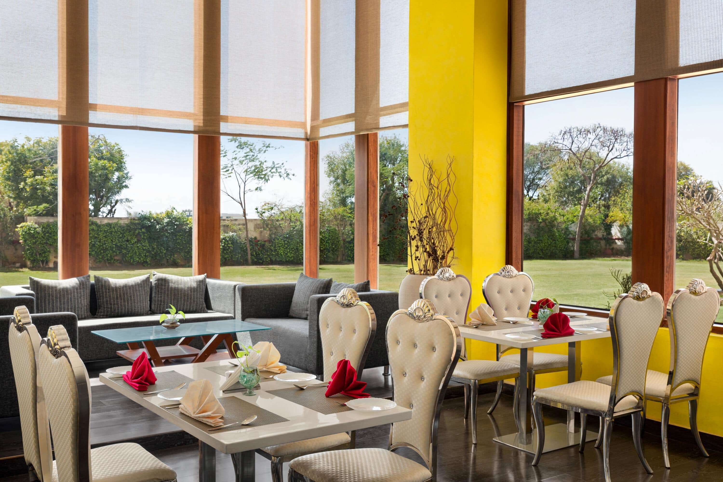 Serviço de café da manhã, almoço, jantar; vistas para o jardim