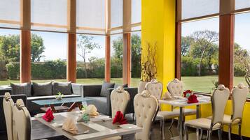 Serviço de café da manhã, almoço, jantar; vistas para o jardim