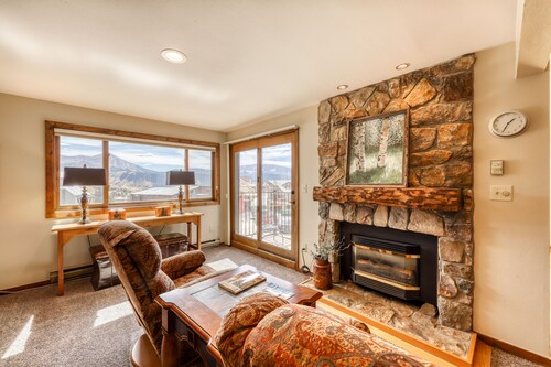 Family friendly, Mountain-View Condo w/Full Kitchen – Walk to Lifts