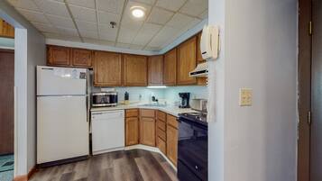 KylskÄp, mikrovÄgsugn, ugn och spishÀll