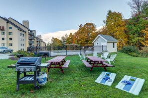 Outdoor dining - Mountain view condo with full kitchen and free WiFi (Killington)