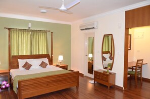 Individually furnished, desk, laptop workspace, soundproofing - Hotel Trinity Suites (Bengaluru)